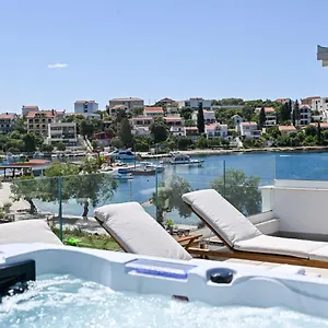 https://apartment-rozana.hotels-in-trogir.com